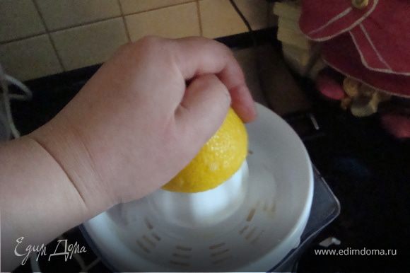 Готовим желе.Выдавливаем на соковыжималке для цитрусовых сок 3 лимонов.Добавляем к соку сахар,держим на медленном огне до полного растворения сахара.Желатин разводим как написано на упаковке.Затем сок с сахаром смешиваем с желатином и массу заливаем в форму,в которй выпеклись коржи.Ставим в холодильник чтобы застыло.