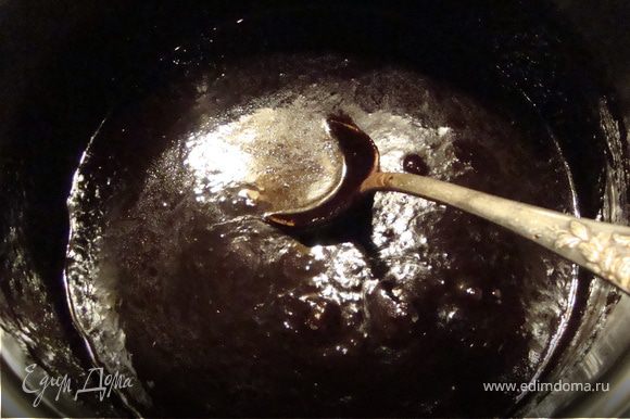 Готовим помадку В сотейник кладем масло,сахар сметану и на медленном огне доводим до кипения и до полного загустения,постоянно помешивая.