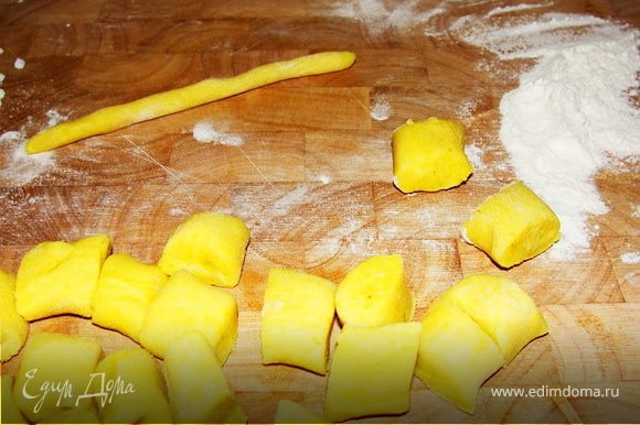 После раскатать тесто на толстые жгуты и порезать на кусочки размером с лесной орех.