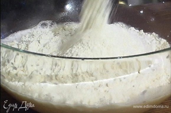 Дрожжи залить 600 мл теплой воды (20°С). Когда они растворятся, всыпать соль, сахар, муку и замесить тесто.