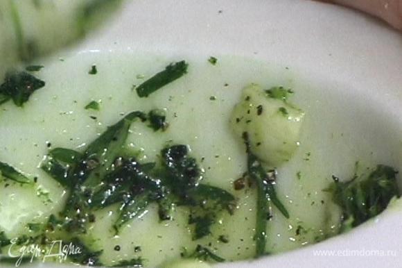 Оливковое масло, листья розмарина, чеснок, 1/2 ч. ложки соли и перец растереть в однородную массу.
