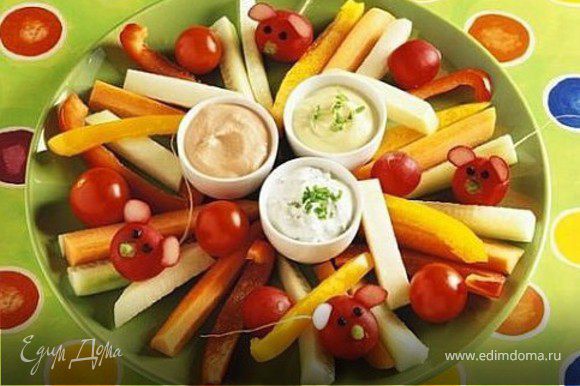 болгарский перец, помидоры-черри, морковка, редиска, соусы для обмакивания (сметана, сырный соус, йогурт), зелень