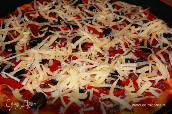 Далее почти готовую пиццу посыпаем маслинами и сыром и еще раз в духовку на 1-2 мин.