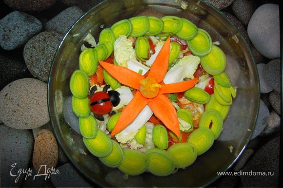 Во втором варианте обычный овощной салат украшен луком порей, помидором черри с маслиной и морковкой с серединкой обычной луковицы, вымоченной в куркуме для цвета.