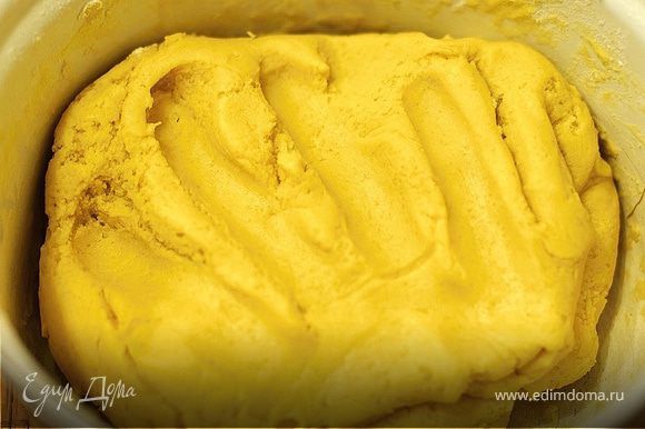 1) Размягченный маргарин растереть с 1 стаканом песка, добавить желтки и соду и перемешать. Постепенно добавлять муку вымешивая тесто.