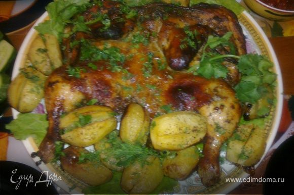 Румяную и красивую запеченую птицу и картофель выкладываем на листья салата на большую тарелку а вокруг картофель.Кушать подано!!!