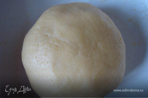 Вымесить тесто, скатать в шар, завернуть в пленку и убрать в холодильник на 2 часа.