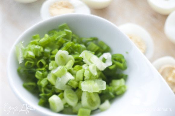 Салат и зеленый лук порезать мелко.