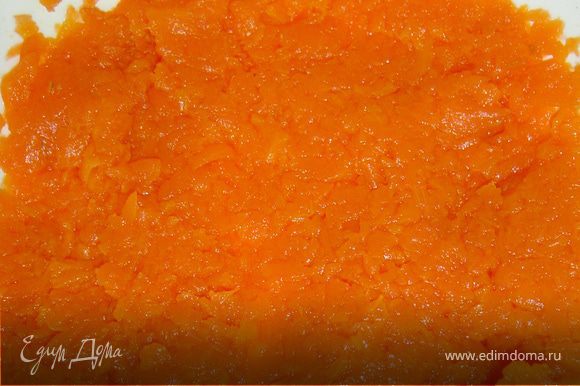 Отвариваем морковь, очищаем и пюрируем. К морковному пюре постепенно подмешиваем сахарную пудру и размешиваем до ее растворения. Затем добовляем измельченные грецкие орехи и кокосовую стружку, все тщательно перемешиваем. Из полученной массы формируем шарики, размером с грецкий орех, в середину кладем очищенный и обжаренный миндаль,и обваливаем их в кокосовой стружке. После этого отправляем их в холодильник на 1,5 - 2 часа. Приятного аппетита!