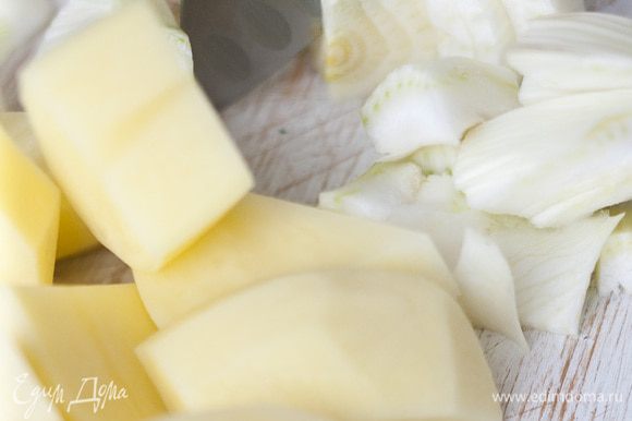 Картофель почистить и крупно нарезать. Фенхель тоже крупно нарезать и отваривать вместе с картофелем в кипящей воде 5−7 минут.