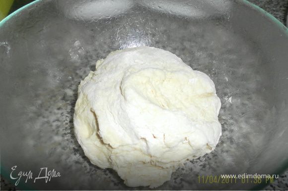 затем взбить яйцо с солью, добавить кефир и уксус, тонкой струйкой вливаем в нашу крошку и вымешиваем мягкое тесто,должно хорошо отлипать от рук,теперь накроем и отправим в холодильник на 1 час