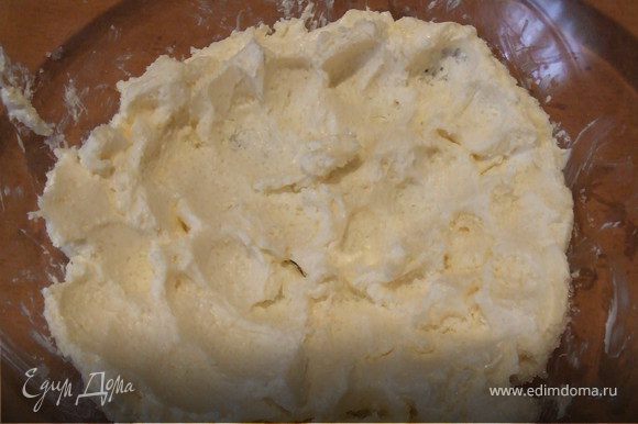 Масло с сахаром и солью перемешать, добавить муку и растереть до состояния крошки, добавить нужное количество молока, чтобы замесить тесто.