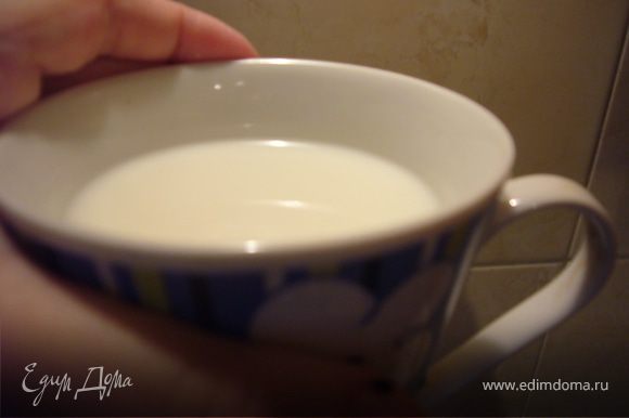 Опара:Тёплое молоко+сахар+свежих дрожжей-на 15 мин в тепло.