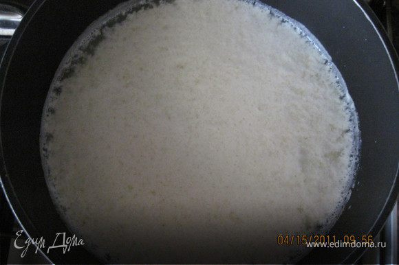 В закипевшее молоко добавить кефир. Подождать пока образуется творог. Отбросить на марлю и подвесить на 15 минут.