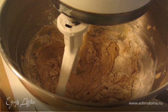 Добавить сухие ингредиенты. Взбить еще 1-2 мин Выложить в формочки для кексов тесто на 1/3.Сверху чайную ложку нуги.Сверху снова заполнить тестом но не до самых краев.