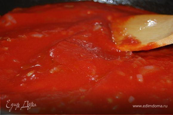 добавляем томатное пюре,специи и тушим на медленном огне мин 30.За 10мин до готовности добавить чеснок пропущенный через пресс.