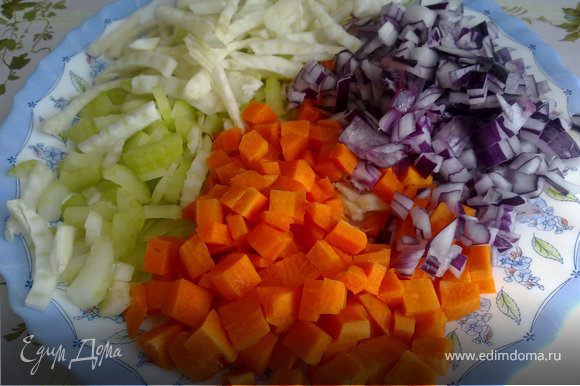 Все овощи (кроме картофеля) мелко режем. Морковь - кубиками.