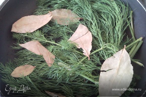 На глиняную сковороду положить листья лавровишни и сделать подушку из зелени.
