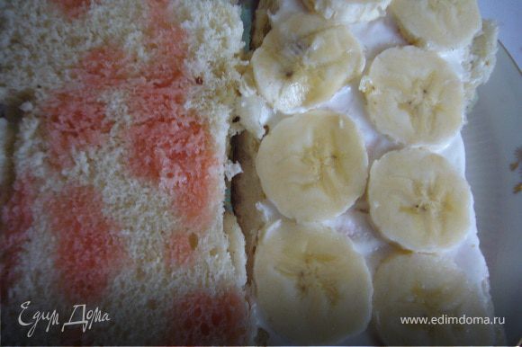 Разрезать бисквит на 3 коржа. Сбрызнуть фруктовым сиропом или вареньем. Смазать сливками кружочки банана.