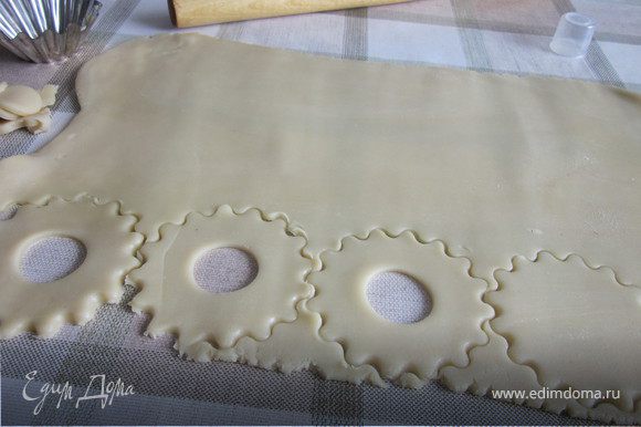 Замесить тесто, накрыть полотенцем и дать ему немного отдохнуть (минут 30). Затем раскатать тесто в пласт, толщиной 0,7-1см., вырезать формочкой колечки. Противень застелить пекарской бумагой, выложить на них колечки, смазать взбитым яйцом и посыпать дроблёными орехами (у меня это кешью) и запечь в разогретой до 180 гр. духовке до румяной корочки, приблизительно 15-20 минут.