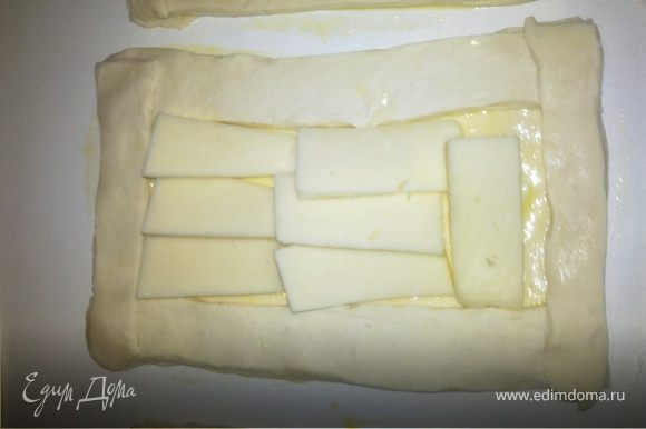 На прямоугольники выложить сыр моццарелла,не вылезая за полоски.