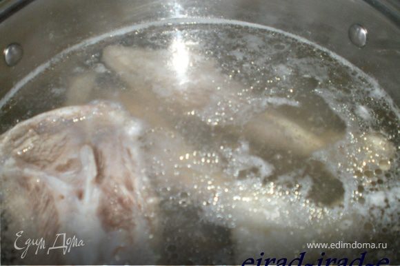 Переложить голяшки в казан,залить 4 л холодной воды. Варить 1 час,после добавить 2ст.л соли,варить еще 2 часа.(мясо должна отойти от костей и приготовится почти как тушенка).Во время варки бульон в казане уменьшится в два раза.