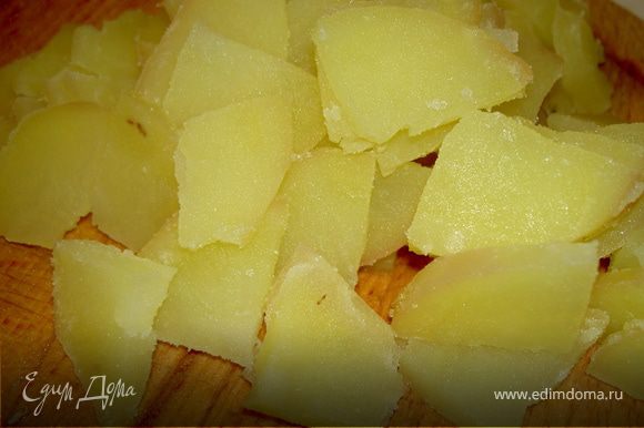 Картофель, отваренный в мундире, почистите и нарежьте ровными кубиками или кружочками.