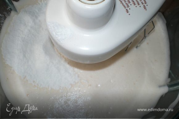 Приготовление бисквитного коржа: Взбить яйца с сахаром до устойчивых пиков.Добавить муку с разрыхлителем и ванилью,после аккуратно перемешать.