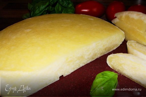 Подавать сыр с зеленью. Приятного аппетита!