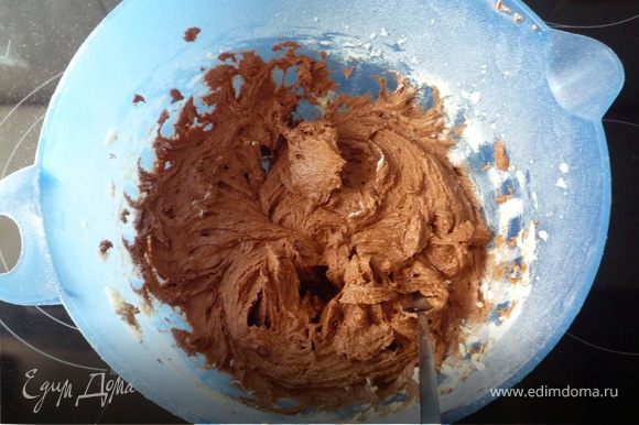 Шоколад рубим и растапливаем на паровой бане. Остужаем. Отделяем белки от желтков. 150г масла, 150г сахара и щепотку соли смешиваем в течение 10мин до кремообразного состояния. По одному добавляем желтки, затем шоколад. Просеиваем муку и быстро все смешиваем.