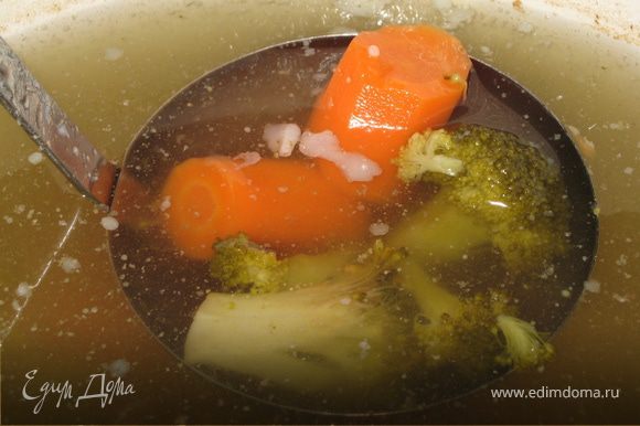 В кипящую воду / бульон засыпаем нарезанную морковь минут на 10, затем брокколи, еще минуты на 3.