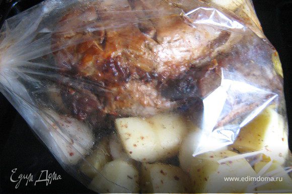 В пакет для запекания выложить картофель,мясо и лук,добавить мясной сок(остался после запекания мяса),пакет хорошо завязать,и отправить в духовку ещё на 35-40 минут,в общем до готовности картофеля.