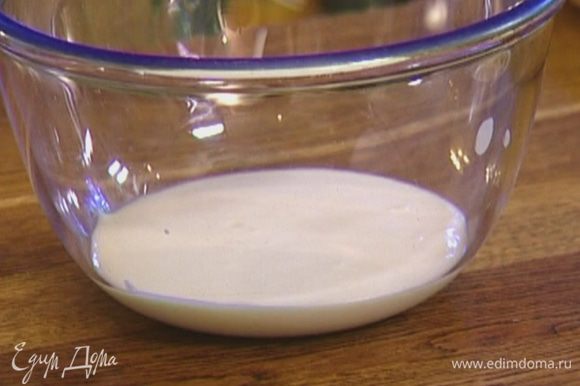 Продолжая помешивать, тонкой струйкой влить молоко — должен получиться однородный соус без комочков.