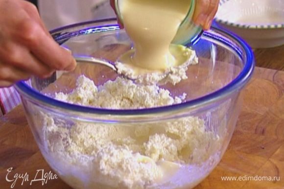 Половину творога соединить со сливочным сыром, влить 2 ст. ложки сгущенного молока и перемешать ложкой.