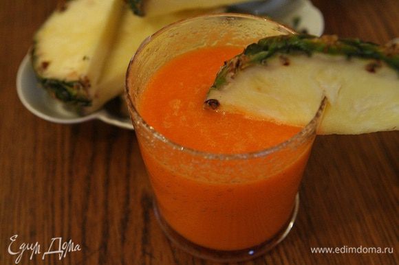 Перелить морковный сок в блендер, добавить мякоть ананаса и все вместе взбить.