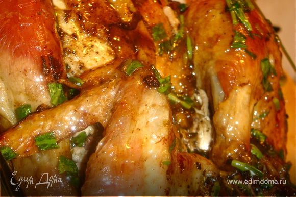 Отдохнувшую курицу нарезать на куски, выложить на блюдо или тарелку, полить соусом и подавать немедленно.