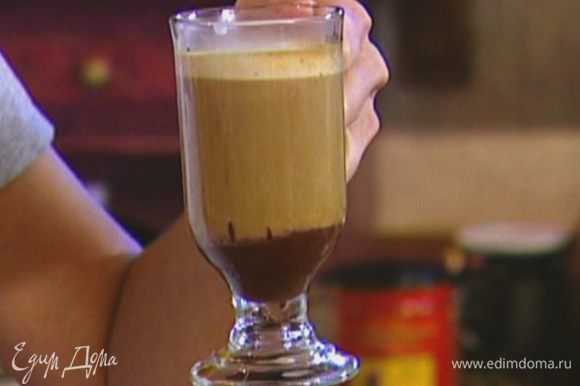 На дно прозрачной чашки для эспрессо или небольшого бокала налить растопленный шоколад, сверху влить 60 мл кофе, а затем взбитое молоко.