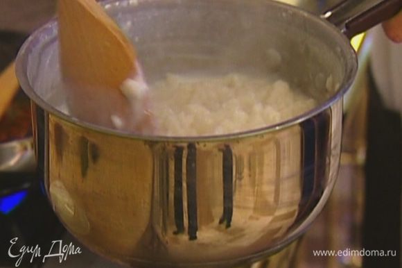 Рис всыпать в кастрюлю, влить полтора стакана кипятка и молоко и поставить вариться. После закипания добавить 3 ст. ложки сахара, соль и перемешать. Отварить кашу до готовности.