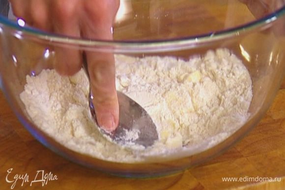 Муку соединить с 1 ст. ложкой сахара, добавить кусочки масла и растирать ложкой до образования крошки.