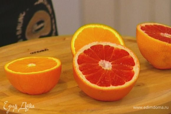 Апельсин очистить от кожуры и разрезать на части.