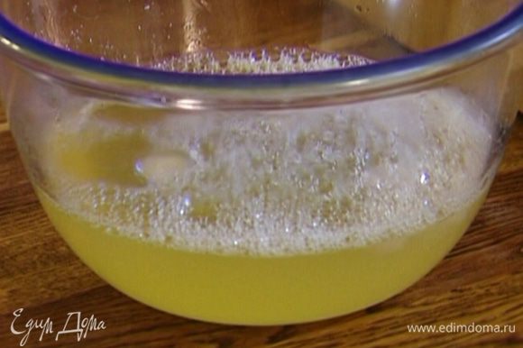 Процедить отвар через сито, добавить лимонный сок, лед и газированную воду.
