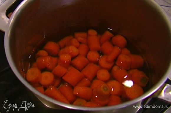 Морковь почистить, порезать на несколько частей, выложить в кастрюлю, залить водой, довести до кипения и варить 8–10 минут.