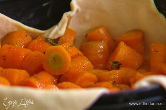 Выложить морковь на тесто, распределив ровным слоем и отправить форму в разогретую духовку на 25-30 минут.
