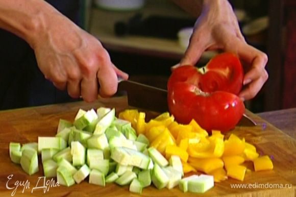 Кабачок и помидор нарезать небольшими кубиками.