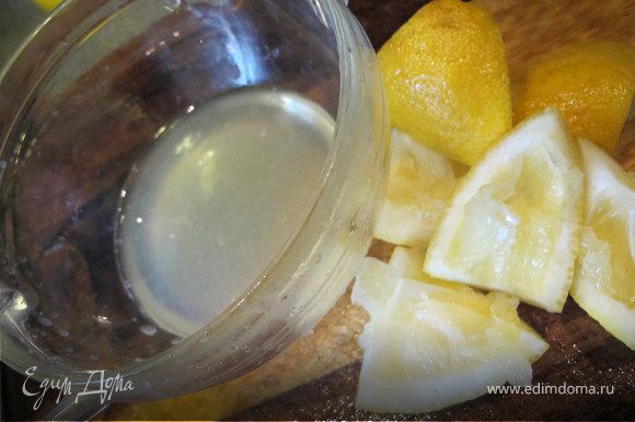 Из лимона выжать сок, посолить, поперчить, добавить 2 ст.л. оливкового масла и несколько капель табаско.