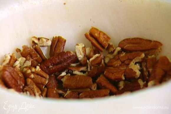 Орехи подсушить в разогретой духовке и измельчить в ступке.