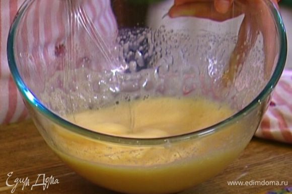 Яйца взбить миксером в пену, добавить сахар и взбивать, пока масса не увеличится в объеме в два раза.