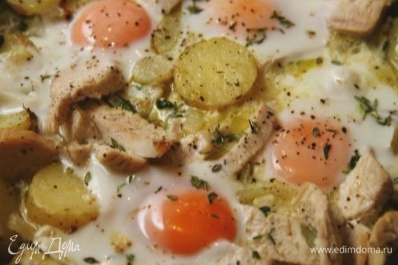 Как только яйца схватятся, еще раз отправить сковороду под гриль на 2–3 минуты.