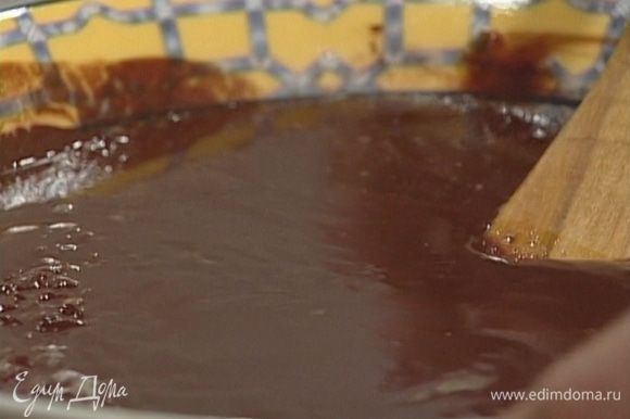 Шоколад и 500 г сливочного масла растопить на водяной бане.
