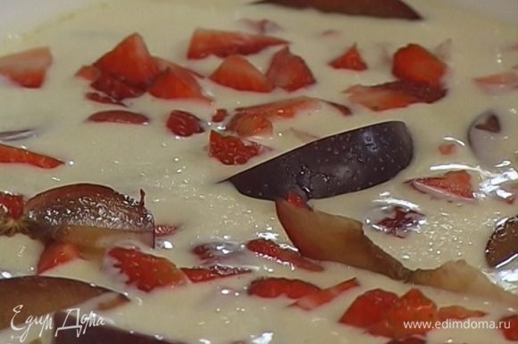 В слегка запеченное тесто выложить сливы, клубнику, чернику, малину и голубику, вылить поверх ягод оставшееся тесто. Выпекать еще 20‒25 минут.